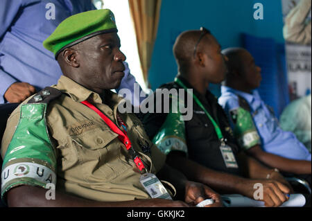 Des policiers de l’AMISOM observent les débats lors d’une réunion de police de proximité qui s’est tenue dans les bureaux de district de Wadajir à Mogadiscio le 14 mai 2015, axée sur le renforcement de la sécurité et des relations communautaires. Banque D'Images