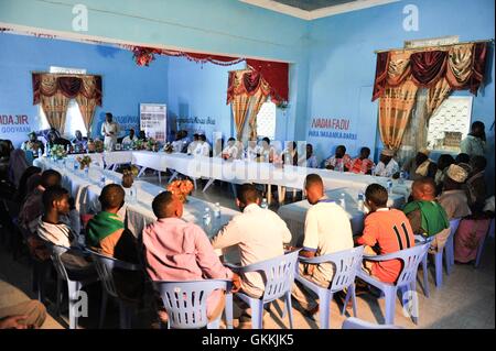 Le 14 mai 2015, des résidents du district de Wadajir ont participé à une réunion de police de proximité organisée par la police de l'AMISOM dans les bureaux de district. La réunion visait à renforcer la coopération entre la communauté locale et les forces de l'ordre dans le district. Banque D'Images