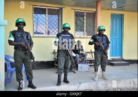 La police de l'AMISOM assure la sécurité lors d'une réunion de police de proximité dans les bureaux de district le 14 mai 2015. La réunion a porté sur le renforcement de la coopération entre la police somalienne et les communautés. AMISOM photo / Omar Abdisalam Banque D'Images
