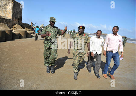 Le 23 mai 2015, le chef des forces de défense ougandaises, le général Katumba Wamala, marche le long de la plage de la ville de Barawe, dans la région du Bas-Shabelle, en Somalie. Cette visite s'inscrivait dans le cadre des opérations de maintien de la paix de l'AMISOM dans le sud de la Somalie. Photo de Omar Abdisalam. Banque D'Images