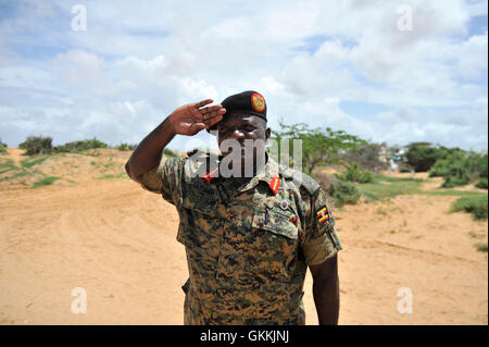 Le général Katumba Wamala, chef des forces de défense ougandaises, salue les troupes ougandaises de l'AMISOM dans la ville somalienne de Barawe le 23 mai 2015. Cette visite s'inscrivait dans le cadre des efforts continus de l'AMISOM pour soutenir la paix et la stabilité en Somalie. AMISOM photo par Omar Abdisalam Banque D'Images