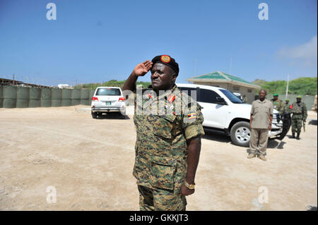 Le chef des forces de défense ougandaises, le général Katumba Wamala, salue les troupes de l'AMISOM au camp de Halane à Mogadiscio le 23 mai 2015. Cette visite visait à reconnaître la contribution des troupes de l'AMISOM à la stabilisation de la Somalie. Banque D'Images