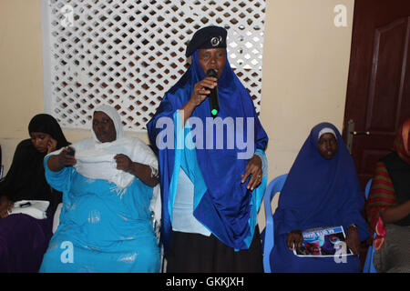 Un policier somalien prend la parole lors d’une manifestation de police communautaire dans le district de Shangani, à Mogadiscio, le 26 mai 2015. L'événement était axé sur le renforcement des relations entre la police et la communauté. AMISOM photo / Mohamed Fanah Banque D'Images