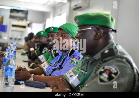 Le 12 juillet 2015, les policiers nigérians ont marqué la fin de leur tour de service d’un an avec l’AMISOM à Mogadiscio, en Somalie. La cérémonie d'adieu a souligné leur contribution aux efforts de maintien de la paix en Somalie. Photo par Ilyas Ahmed. Banque D'Images