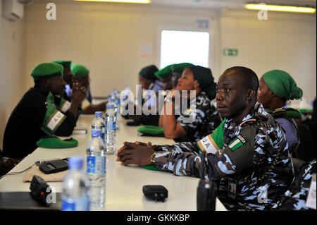 Le 12 juillet 2015, des policiers nigérians en service dans le cadre de l’AMISOM ont tenu une cérémonie d’adieu à Mogadiscio après avoir terminé leur tour de service d’un an. La cérémonie marquait la fin de leur mission de maintien de la paix en Somalie. Banque D'Images