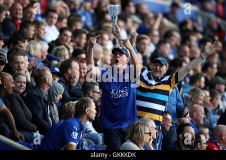 ***NOTE DU GESTE***Leicester City fans dans la foule au cours de la Premier League match à la King Power Stadium, Leicester. ASSOCIATION DE PRESSE Photo. Photo date : Samedi 20 août 2016. Voir l'ACTIVITÉ DE SOCCER histoire de Leicester. Crédit photo doit se lire : Nick Potts/PA Wire. RESTRICTIONS : EDITORIAL N'utilisez que pas d'utilisation non autorisée avec l'audio, vidéo, données, listes de luminaire, club ou la Ligue de logos ou services 'live'. En ligne De-match utilisation limitée à 75 images, aucune émulation. Aucune utilisation de pari, de jeux ou d'un club ou la ligue/dvd publications. Banque D'Images