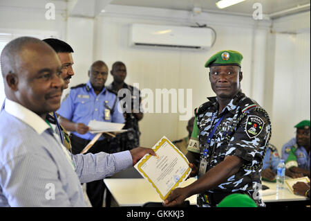 Le 12 juillet 2015, la foule du Commissaire de police africain (ACP) Chirenje a présenté un certificat à un officier de l’unité de police constituée nigériane lors d’une cérémonie d’adieu à Mogadiscio. La police nigériane a effectué un tour de service d'un an dans le cadre de l'AMISOM. Banque D'Images