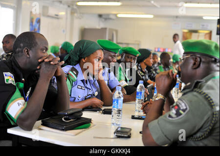 Le 12 juillet 2015, des policiers nigérians en service dans l’AMISOM ont terminé leur tour de service d’un an en Somalie. Une cérémonie d'adieu a eu lieu à Mogadiscio pour marquer la fin de leur mission. AMISOM photo par Ilyas Ahmed. Banque D'Images