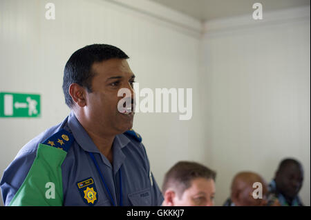 Le 12 juillet 2015, le commissaire de police de l’AMISOM, Anand Pillay, a prononcé un discours lors de la cérémonie d’adieu de l’unité de police constituée du Nigeria à Mogadiscio. L'unité de police nigériane a servi en Somalie pendant un an dans le cadre des efforts de maintien de la paix de l'AMISOM. AMISOM photo / Ilyas Ahmed Banque D'Images