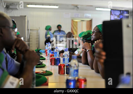 Les policiers nigérians concluent leur tour de service d’un an avec l’AMISOM lors d’une cérémonie d’adieu à Mogadiscio le 12 juillet 2015. Ces officiers faisaient partie des efforts déployés par l'AMISOM pour maintenir la paix et la sécurité en Somalie. Banque D'Images