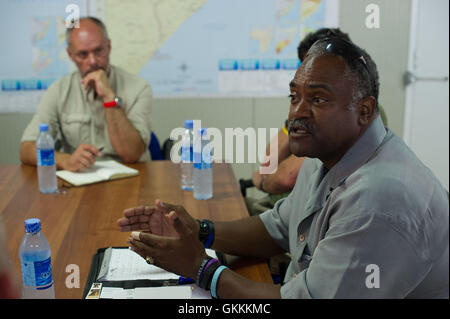 Le 31 juillet 2015, John Harrington, chef de la police du métro transit, a rencontré Anand Pillay, chef de la police de l'AMISOM à Mogadiscio, afin de renforcer les relations entre les deux forces de police. Cette réunion visait à favoriser la collaboration dans les opérations de maintien de l'ordre et de sécurité. Banque D'Images