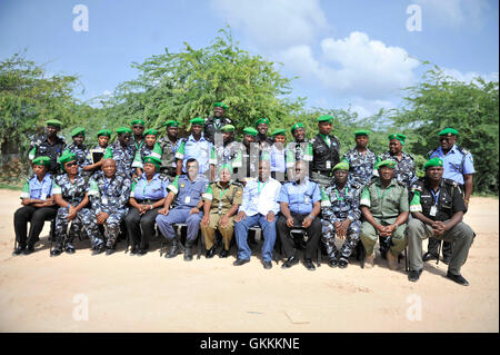 Le 12 juillet 2015, des policiers de l’AMISOM ont posé pour une photo de groupe lors de la cérémonie d’adieu de l’unité de police constituée nigériane à Mogadiscio, en Somalie. Les officiers nigérians avaient achevé un déploiement d'un an dans le cadre de la mission de l'AMISOM visant à appuyer les efforts de la police somalienne. Banque D'Images