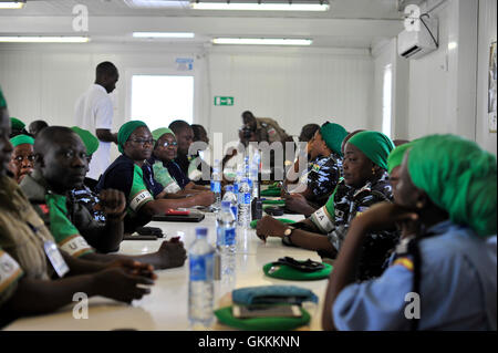 Le 12 juillet 2015, des policiers nigérians en service dans le cadre de l’AMISOM ont assisté à leur cérémonie d’adieu à Mogadiscio, marquant la fin de leur tournée de service d’un an en Somalie. Leur mission a contribué aux efforts déployés par l’AMISOM pour aider le gouvernement somalien à rétablir l’ordre public. AMISOM photo / Ilyas Ahmed. Banque D'Images