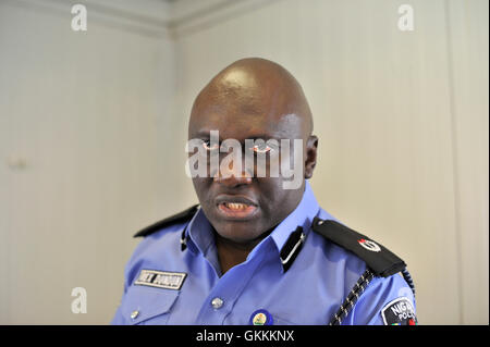Rex Dundun, chef de la police de l’AMISOM, prend la parole lors d’une cérémonie d’adieu pour l’unité de police constituée du Nigeria à Mogadiscio le 12 juillet 2015, marquant leur service d’un an en Somalie. Banque D'Images