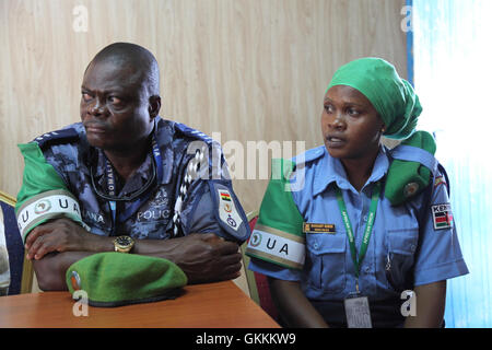 Le 25 juillet 2015, des policiers de l'AMISOM ont engagé des discussions avec des responsables de l'Administration intérimaire du Jubbaland (IJA) et la Force de police somalienne à Kismayo (Somalie). La réunion s'est concentrée sur l'amélioration des efforts de maintien de l'ordre local et la coordination des initiatives de sécurité dans la région. Banque D'Images