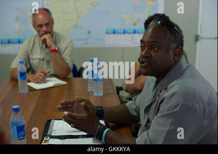 John Harrington, chef de la police du métro transit, rencontre Anand Pillay, chef de la police de l'AMISOM à Mogadiscio le 31 juillet 2015. La visite visait à renforcer les relations entre les services de police somaliens et Minnesota. / AMISOM photo Banque D'Images