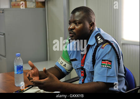 Le 31 juillet 2015, Edwin Mugera, responsable de l'information publique de la police de l'AMISOM, a pris la parole lors d'une réunion avec le chef de la police de transit du Minnesota, John Harrington, à Mogadiscio. La réunion visait à renforcer les relations entre les deux forces de police. AMISOM photo / Omar Abdisalan Banque D'Images