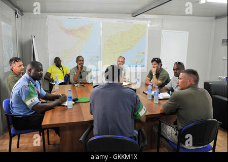 Le commissaire de police de l’AMISOM, Anand Pillay, rencontre le chef de la police de transit du métro John Harrington à Mogadiscio le 31 juillet 2015, afin de renforcer la coopération entre les services de police somaliens et du Minnesota. Banque D'Images