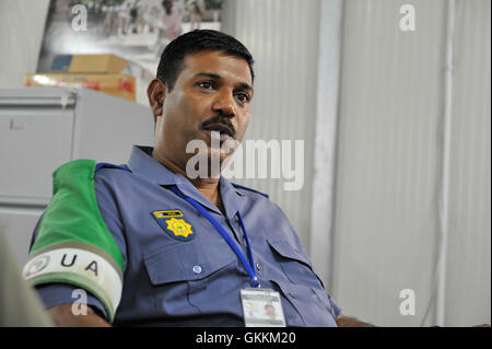 Le commissaire de police de l’AMISOM, Anand Pillay, informe le chef de la police de transit du métro John Harrington à Mogadiscio le 31 juillet 2015, pour renforcer les liens entre les deux forces de police. Banque D'Images