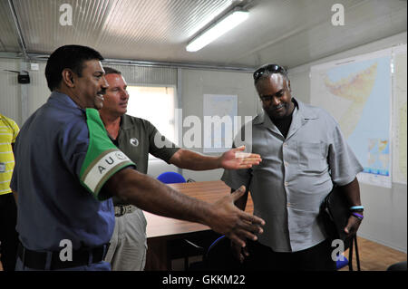 Le 31 juillet 2015, le chef de la police de l'AMISOM, Anand Pillay, a rencontré le chef de la police de transit du métro, John Harrington, à Mogadiscio. Leur réunion visait à renforcer les liens entre l'AMISOM et la police de transit du métro dans les domaines de la coopération policière et sécuritaire. AMISOM photo / Omar Abdisalan. Banque D'Images