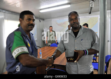 Le commissaire de police de l'AMISOM, Anand Pillay, rencontre le chef de la police de transit du métro John Harrington à Mogadiscio le 31 juillet 2015. La réunion visait à renforcer les liens entre les services de police somaliens et Minnesota, en encourageant la coopération policière internationale et l'échange d'expertise. Banque D'Images