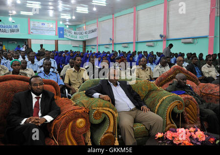 Procureur général de la Somalie, Ahmed Ali Dahir, Ministre de la sécurité intérieure du gouvernement fédéral somalien, Abdirizak Mohamed Omar, et le commissaire de police somalienne, Mohamed Cheikh Hassan, assister à une cérémonie d'ouverture de la formation du personnel de police qui seront déployés dans les nouveaux domaines d'Al-Shabab récupérés à l'École de police général Kahiye à Mogadishu, Somalie, le 5 août 2015. L'AMISOM Photo/Omar Abdisalan Banque D'Images