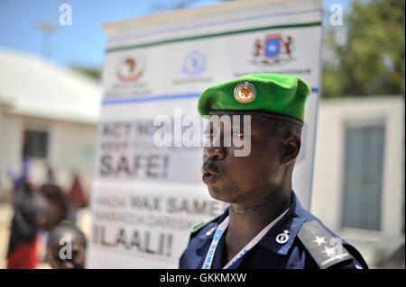 Randolph Sumiah, officier de police de l'AMISOM, prend la parole lors d'un forum sur la police de proximité au siège du district de Mogadiscio le 27 septembre 2015. L'événement visait à renforcer les liens entre la police locale et la communauté. AMISOM photo / Ilyas Ahmed Banque D'Images