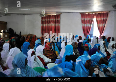 Les résidents du district de Yaqshid participent à un forum sur la police de proximité au siège du district de Mogadiscio, en Somalie, le 27 septembre 2015, avec l'appui de la police de l'AMISOM pour améliorer la sécurité et la coopération locales. Banque D'Images