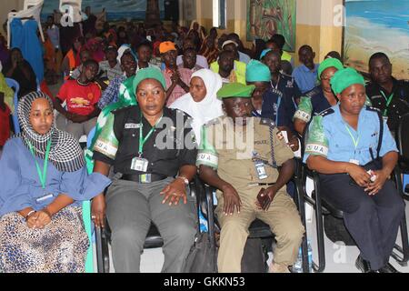 Les policiers de l'AMISOM et les résidents du district d'Abdi Asiis se réunissent le 8 octobre 2015 au siège du district de Mogadiscio pour discuter des initiatives de police de proximité visant à améliorer la sécurité et la coopération entre la police et les résidents. Banque D'Images