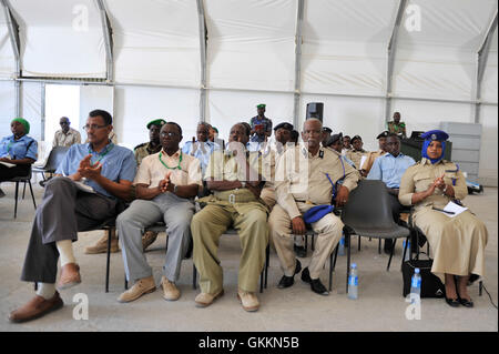 Le 11 octobre 2015, la police de l’AMISOM présente 10 motos à la police somalienne à Mogadiscio, données par l’Union européenne, pour soutenir leurs opérations de maintien de l’ordre. Banque D'Images