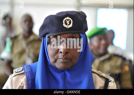 Le 11 octobre 2015, le lieutenant Col. Fadumo Hassan Mohamed a participé à une cérémonie à Mogadiscio au cours de laquelle la composante police de l'AMISOM a remis 10 motos aux forces de police somaliennes, données par l'Union européenne pour aider les forces de l'ordre locales. Banque D'Images