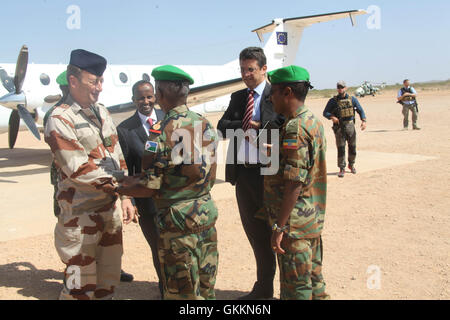 Le commandant du secteur IV de l'AMISOM, Col. Abdourahman Dhembil (à droite), rencontre le général Patrick de Rousiers, chef de l'armée de l'UE, à Beletweyn, en Somalie, le 27 septembre 2015. La réunion a porté sur la collaboration militaire entre l'AMISOM et l'UE. Banque D'Images