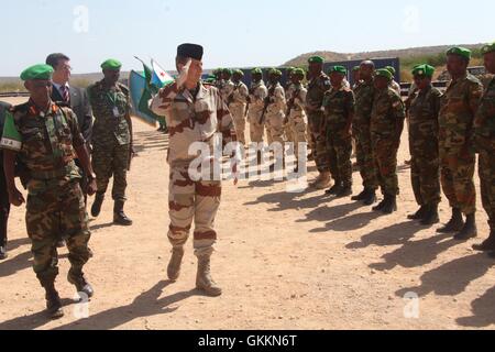 Le commandant du secteur IV de l'AMISOM, Col. Abdourahman Dhembil, reçoit l'envoyé spécial de l'UE, Michele Cervone d'Urso, et le chef général militaire de l'UE, Patrick de Rousiers, à Beletweyne, en Somalie, le 27 septembre 2015. Leur visite vise à renforcer la coopération UE-AMISOM en Somalie. Banque D'Images