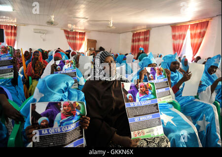 Le 27 septembre 2015, des résidents du district de Yaqshid à Mogadiscio ont assisté à un forum sur la police de proximité au siège du district. Cette manifestation, qui visait à promouvoir les relations entre la police communautaire et la police, a bénéficié de l'appui de la composante police de l'AMISOM. AMISOM photo / Ilyas Ahmed. Banque D'Images