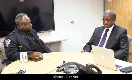Le 1er octobre 2015, l’Ambassadeur Maman Sidikou, Représentant spécial de l’UA pour la Somalie et Chef de l’AMISOM, a rencontré le chef de la police de transit du Minnesota Metro, John Harrington, pour discuter de la collaboration et du soutien aux forces de police somaliennes. Banque D'Images