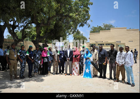 Le 27 septembre 2015, le commissaire du district de Yaqshid, Osman Mohamud Adawe, et des policiers de l’AMISOM ont posé pour une photo de groupe après un forum sur la police communautaire à Mogadiscio. La réunion visait à renforcer l'engagement communautaire et à améliorer la sécurité dans le district, avec le soutien de la composante police de l'AMISOM. Banque D'Images