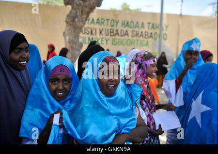Le 27 septembre 2015, les habitants du district de Yaqshid, à Mogadiscio, se rassemblent pour un forum sur la police communautaire au siège du district. La manifestation a bénéficié de l'appui de la composante police de l'AMISOM afin de renforcer la sécurité locale et les relations avec les communautés. Banque D'Images