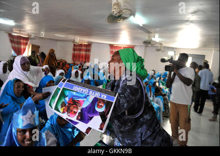 Cecilia H. Appiah, officier de police de l'AMISOM, sous-commissaire, distribue des brochures sur la police de proximité lors d'un forum organisé dans le district de Yaqshid, à Mogadiscio, le 27 septembre 2015. Banque D'Images