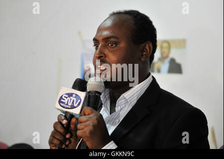 le commissaire du district de Yaqshid, Osman Mohamud Adawe, prend la parole lors d’un forum sur la police communautaire au siège du district de Mogadiscio le 27 septembre 2015. Le forum s'est concentré sur l'amélioration de la sûreté et de la sécurité dans le district avec l'appui de l'AMISOM. Banque D'Images