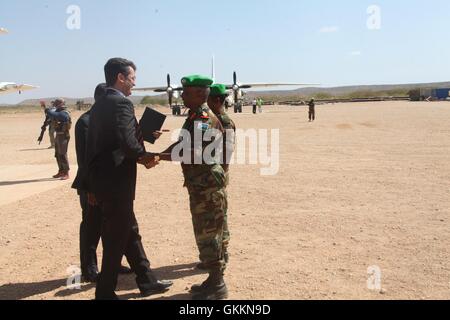 Le commandant du secteur IV de l'AMISOM, Col. Abdourahman Dhembil, reçoit l'envoyé spécial de l'UE en Somalie, Michele Cervone d'Urso, à Beletweyn, en Somalie, le 27 septembre 2015. La réunion a porté sur le soutien de l’AMISOM à la gouvernance somalienne et à la stabilité régionale. Banque D'Images
