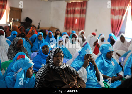 Le 27 septembre 2015, des résidents du district de Yaqshid à Mogadiscio, en Somalie, ont participé à un forum sur la police de proximité au siège du district. Cette manifestation, appuyée par la composante police de l'AMISOM, visait à renforcer la sécurité locale et les relations entre la police locale. Photo par Ilyas Ahmed. Banque D'Images