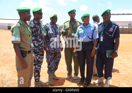 Les policiers de l'AMISOM posent pour une photo de groupe après l'ouverture de l'école de formation des recrues de la Force de police somalienne (SPF) à Kismayo, en Somalie, le 22 octobre 2015. Banque D'Images