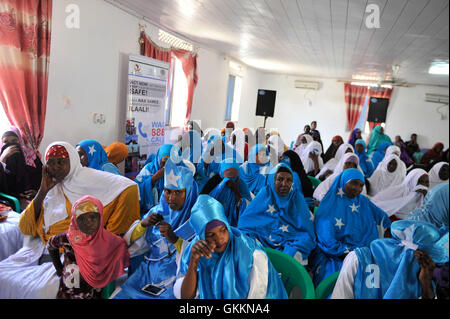 Le 27 septembre 2015, des résidents du district de Yaqshid à Mogadiscio ont assisté à un forum sur la police de proximité au siège du district. La réunion, appuyée par la police de l'AMISOM, s'est concentrée sur le renforcement de la sécurité locale et de la coopération en matière de maintien de l'ordre. Banque D'Images