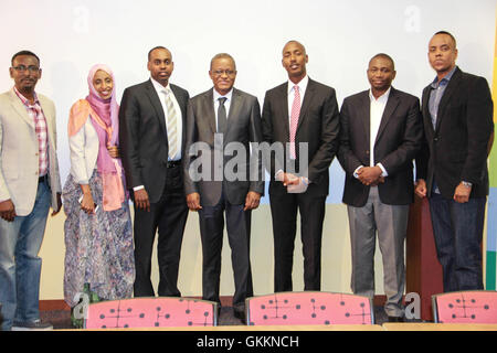 L’Ambassadeur Maman Sidikou, Représentant spécial de l’UA pour la Somalie, pose avec l’Association de police somali-américaine au Minnesota le 29 septembre 2015. Sidikou s'est engagé avec la diaspora somalienne pour renforcer les liens et discuter des progrès et des défis de la Somalie. Banque D'Images