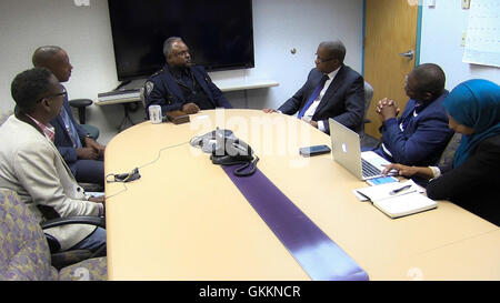 Le 1er octobre 2015, l'ambassadeur Maman Sidikou, représentant spécial de l'UA pour la Somalie, a rencontré John Harrington, chef de la police du Minnesota Metro transit, au Minnesota, aux États-Unis. Ils ont discuté d'intérêts mutuels, en particulier d'un soutien à la Force de police somalienne. Banque D'Images