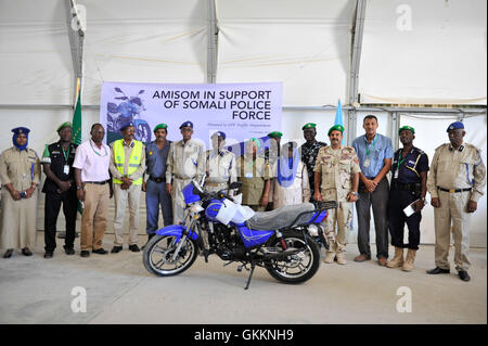 La composante police de l’AMISOM fait don de 10 motos à la Force de police somalienne (SPF) à Mogadiscio le 11 octobre 2015. Les motos, offertes par l’Union européenne, visent à améliorer la mobilité de la police et à soutenir les opérations de sécurité. Banque D'Images