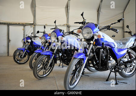 La composante police de l’AMISOM a remis 10 motos à la Force de police somalienne (SPF) lors d’une cérémonie qui s’est tenue à Mogadiscio le 11 octobre 2015. Les motos, offertes par l’Union européenne, visent à améliorer la mobilité et l’efficacité opérationnelle du SPF. AMISOM photo par Ilyas Ahmed. Banque D'Images