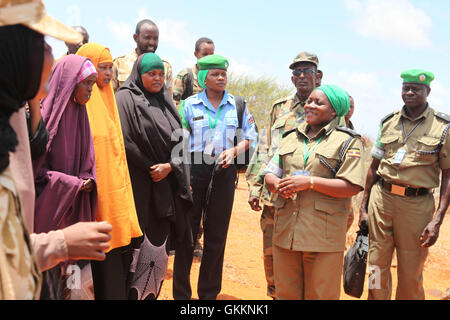 Le 15 octobre 2015, Christine Alalo, chef adjoint de la police de l’AMISOM, a rencontré des femmes à Mogadiscio à la fin d’une réunion avec l’Administration intérimaire du Jubbaland pour discuter des progrès de la formation des forces de police somaliennes (SPF) et du rôle des femmes dans l’application de la loi. Banque D'Images