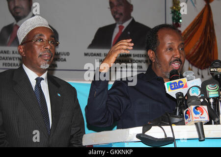 Le Président de la Somalie, Hassan Cheikh Mohamoud flanqué par le président intérimaire de l'Administration sud-ouest Sharif Hassan cheikh Adan, prononce un discours lors de sa visite à Baidoa, en Somalie le 15 octobre, 2015 L'AMISOM / Photo / Abdikarim Mohamed Banque D'Images