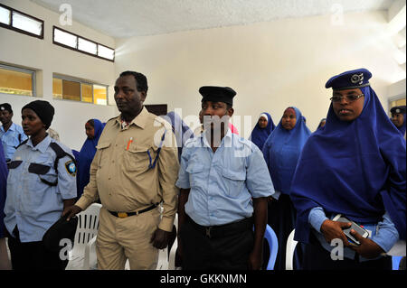 Le 24 octobre 2015, la police somalienne de l’Académie de police générale Kaahiye à Mogadiscio suit une formation sur la violence sexiste et la protection de l’enfance. La formation est dispensée par l'unité de formation et de développement de la police de l'AMISOM en collaboration avec la Force de police somalienne. AMISOM photo / Omar Abdisalan. Banque D'Images